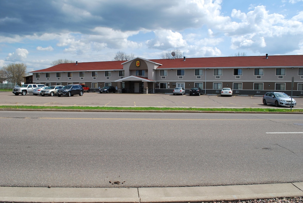 Super 8 by Wyndham Eau Claire WI 4/20