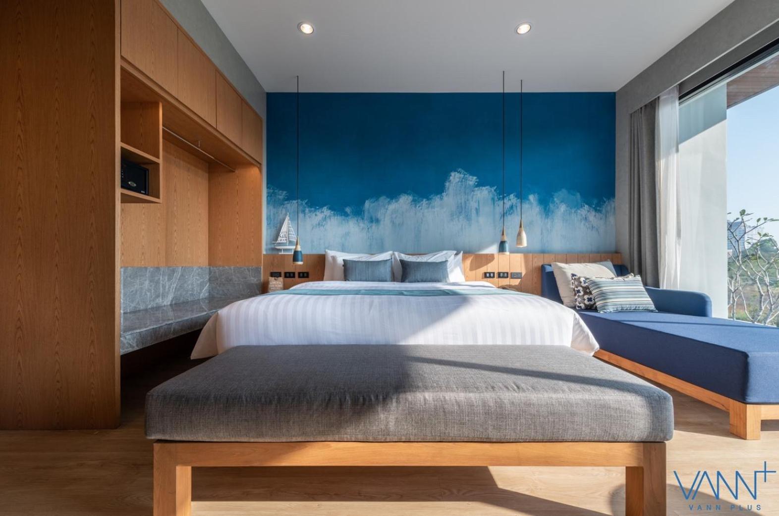 King Bed, Pool Side