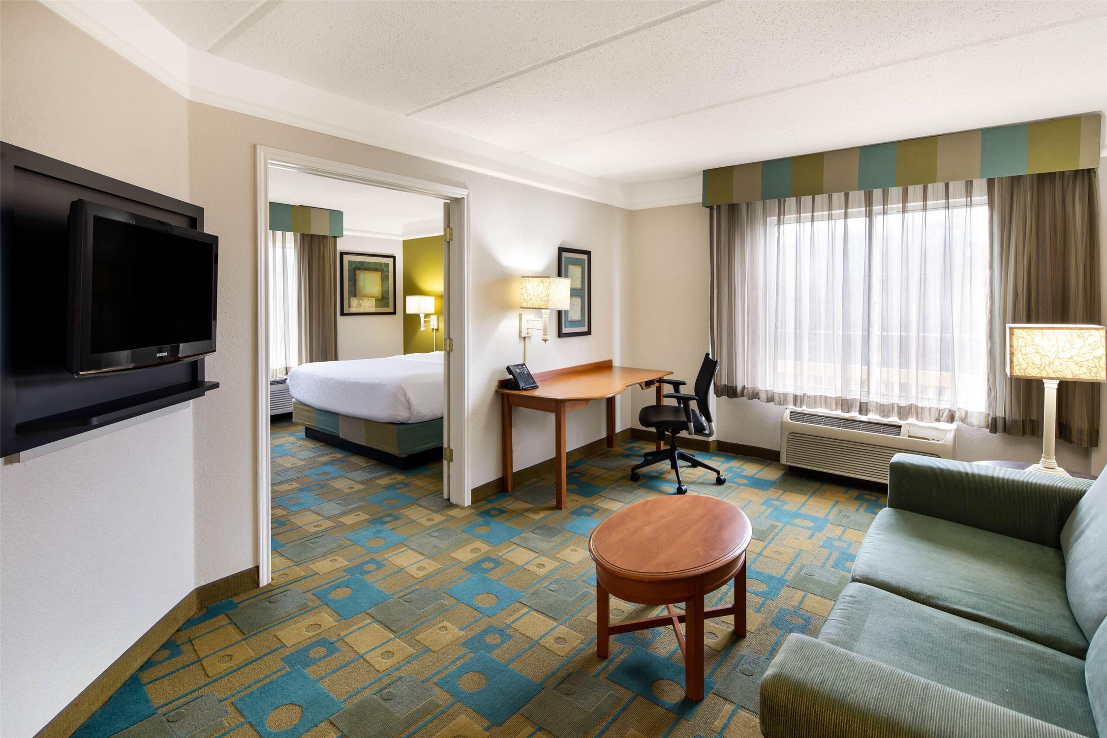 La Quinta Inn and Suites by Wyndham Greenville Haywood 44/68