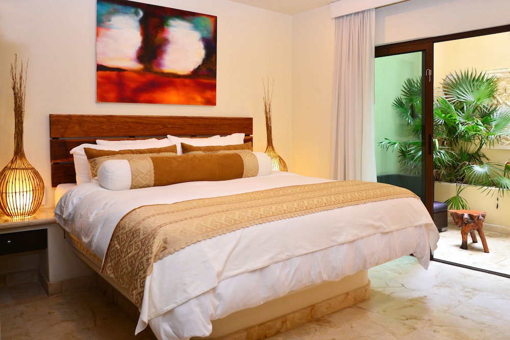 El Taj Oceanfront & Beachside Condo Hotel 24/74
