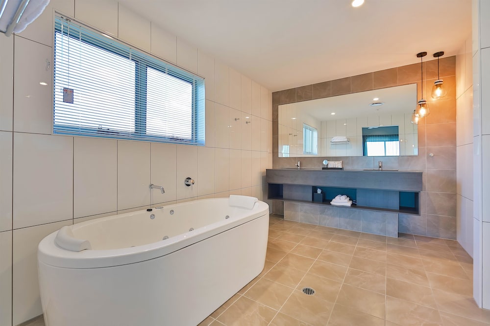 Best Western Plus North Lakes Hotel 27/50