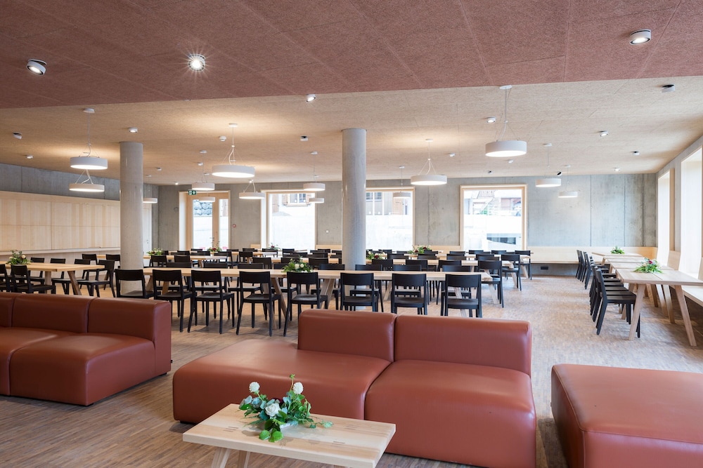 Saanen Gstaad Youth Hostel 33/41