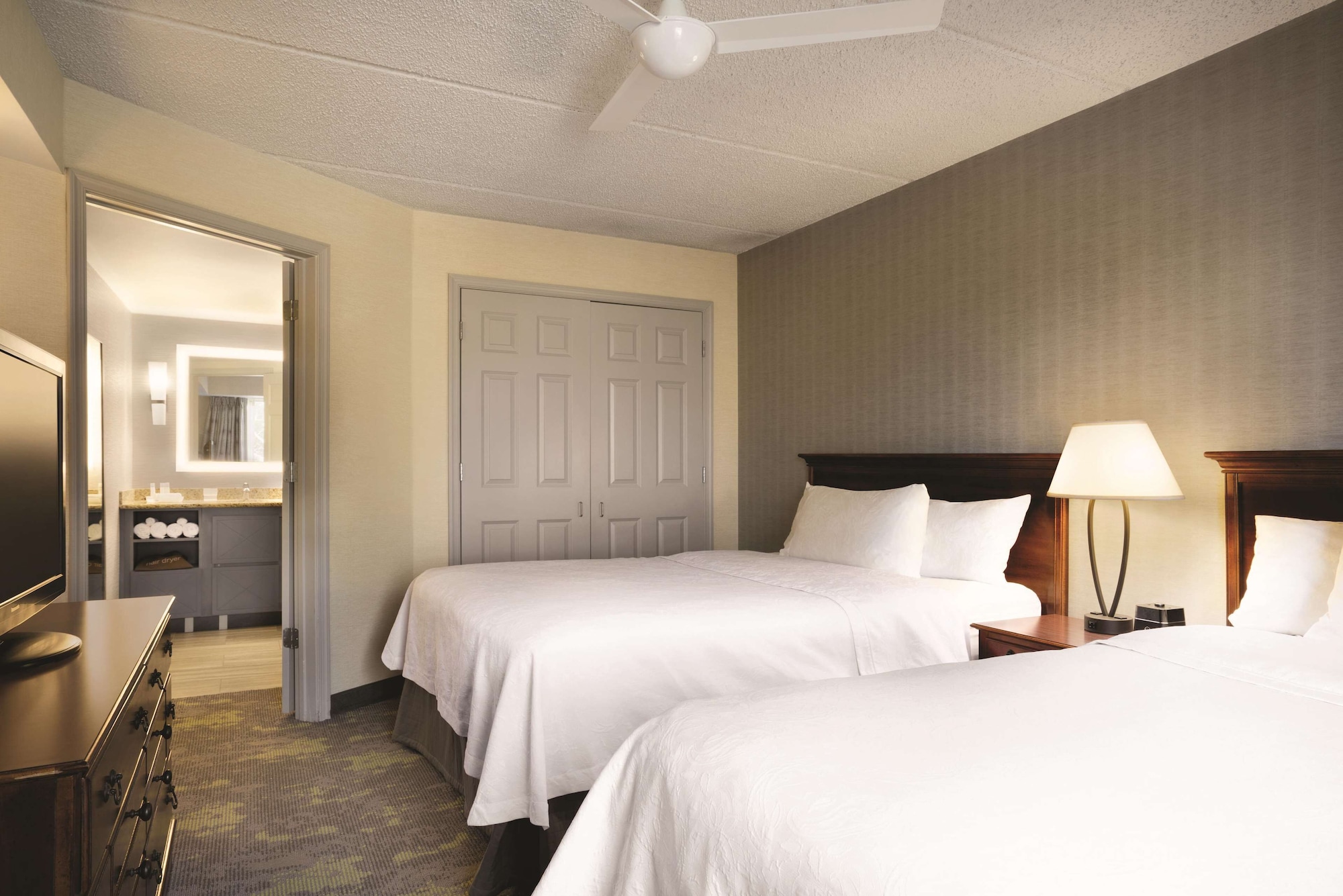 2 Bedrooms, Premier, Suite, 1 King and 2 Queen Beds, 2 Bathrooms, Sofa, Accessible، Homewood Suites By Hilton Williamsburg 2/9