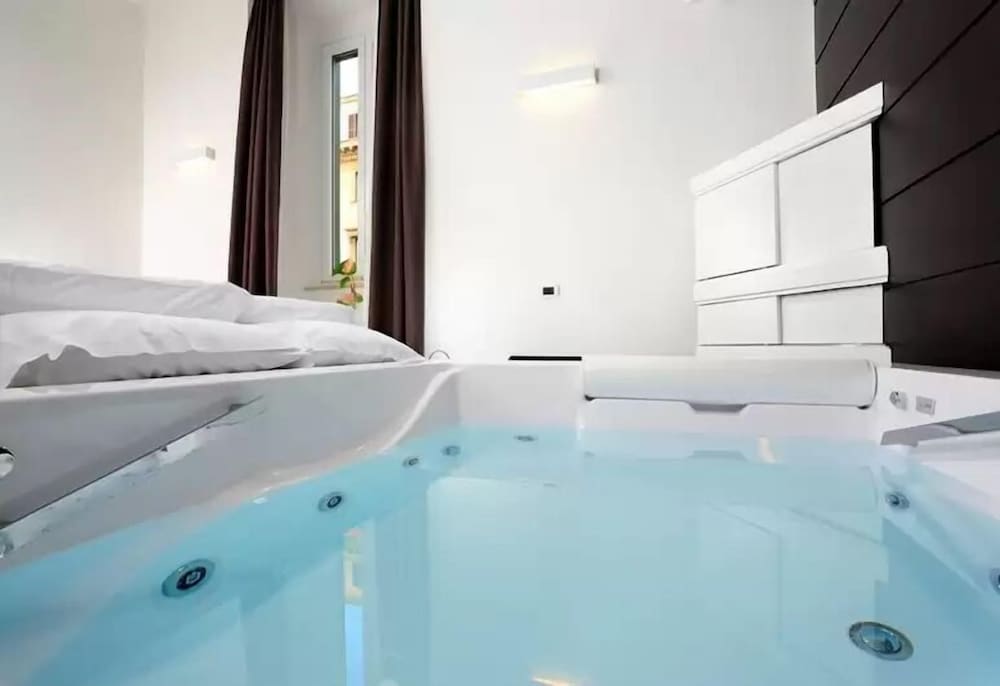 NAVONA SUITES 51/52