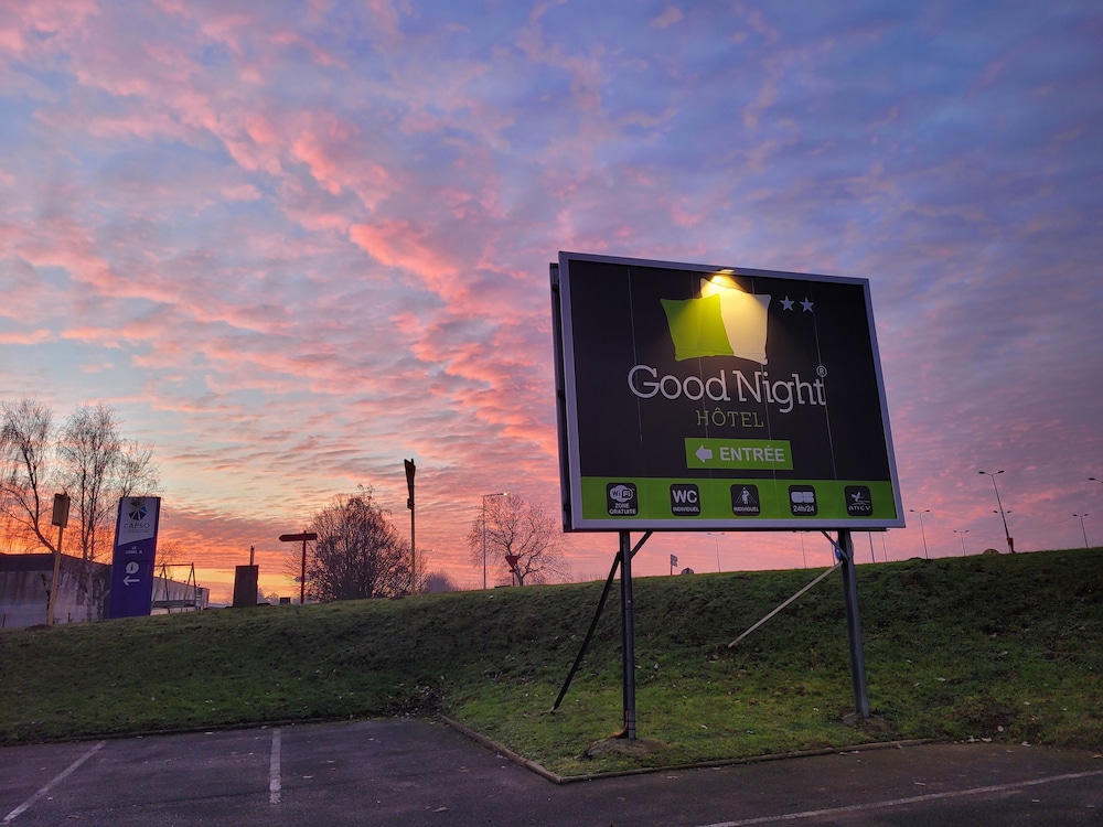 Good Night Hotel 4/37