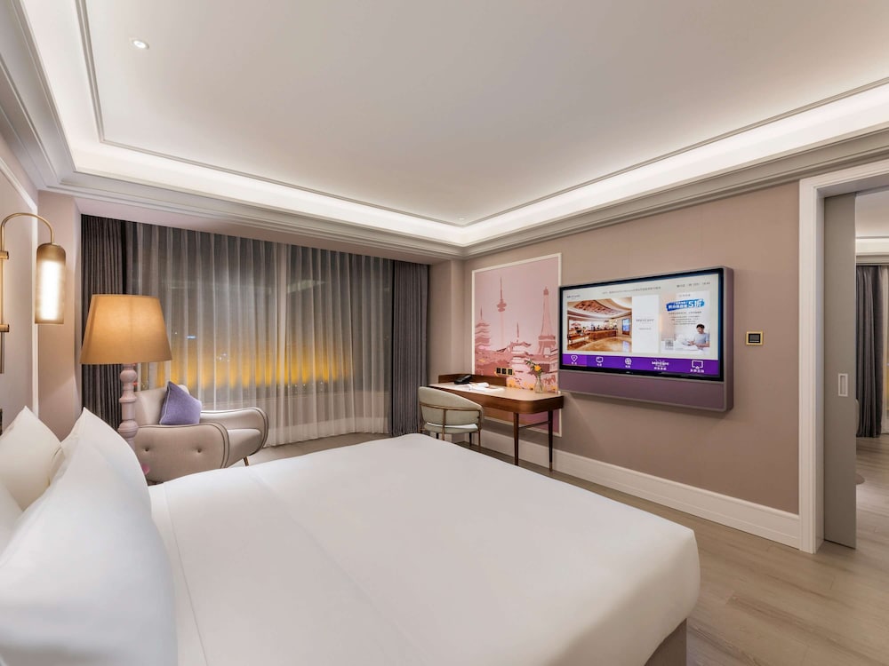DELUXE, SUITE, KING BED