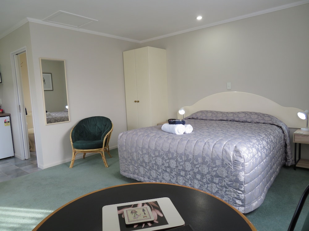 Commodore Court Motel 10/76