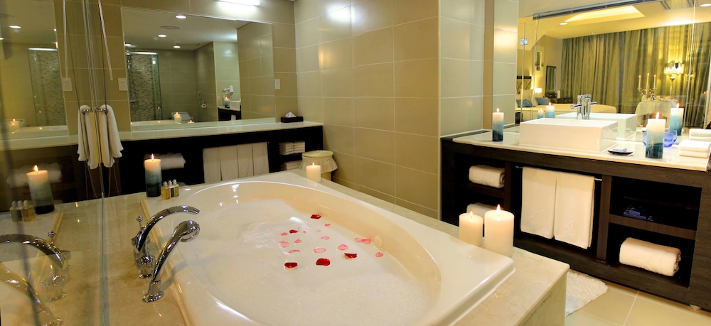 Blue Sky Hotel Tower 79/80