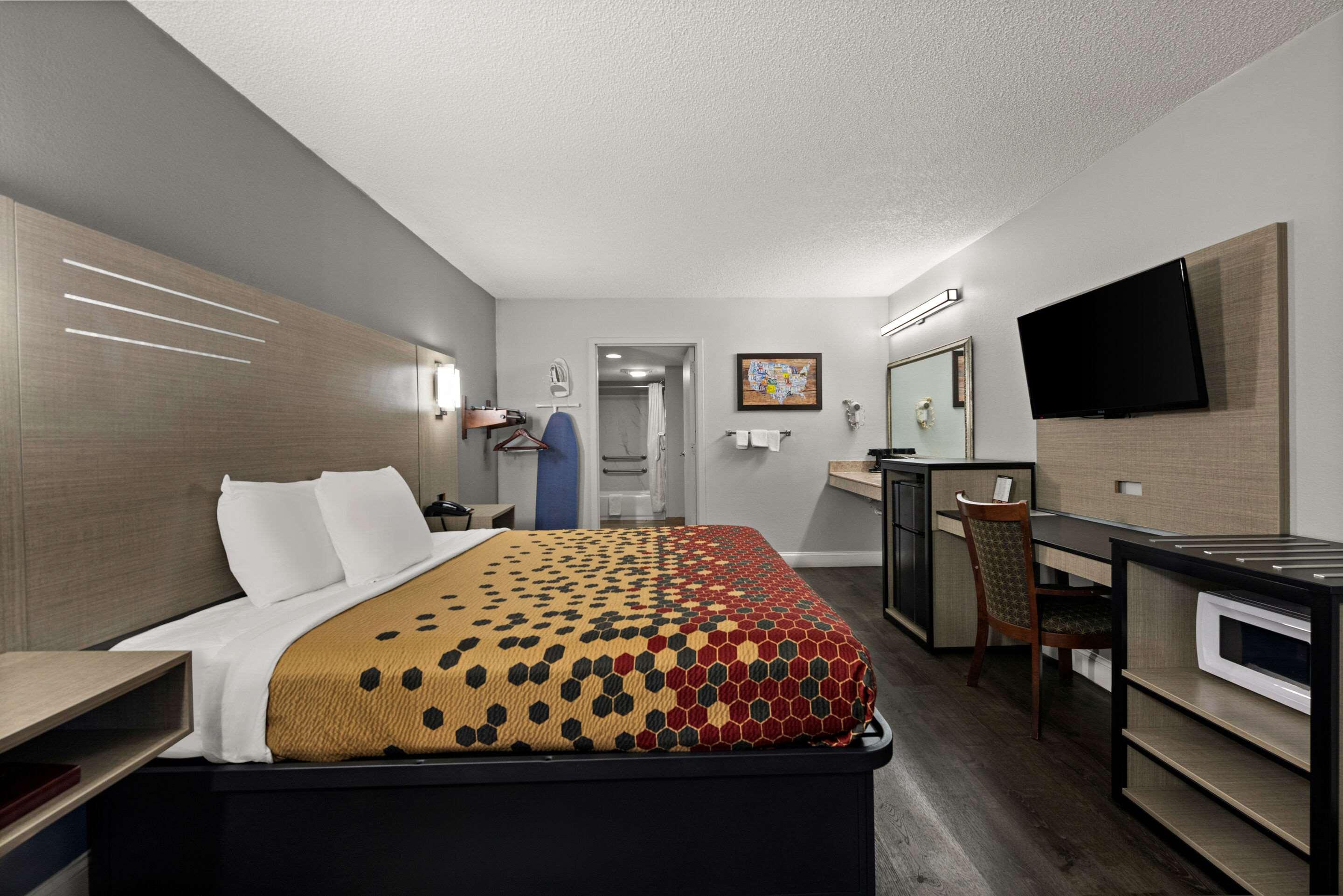 ROOM, KING BED, ACCESSIBLE