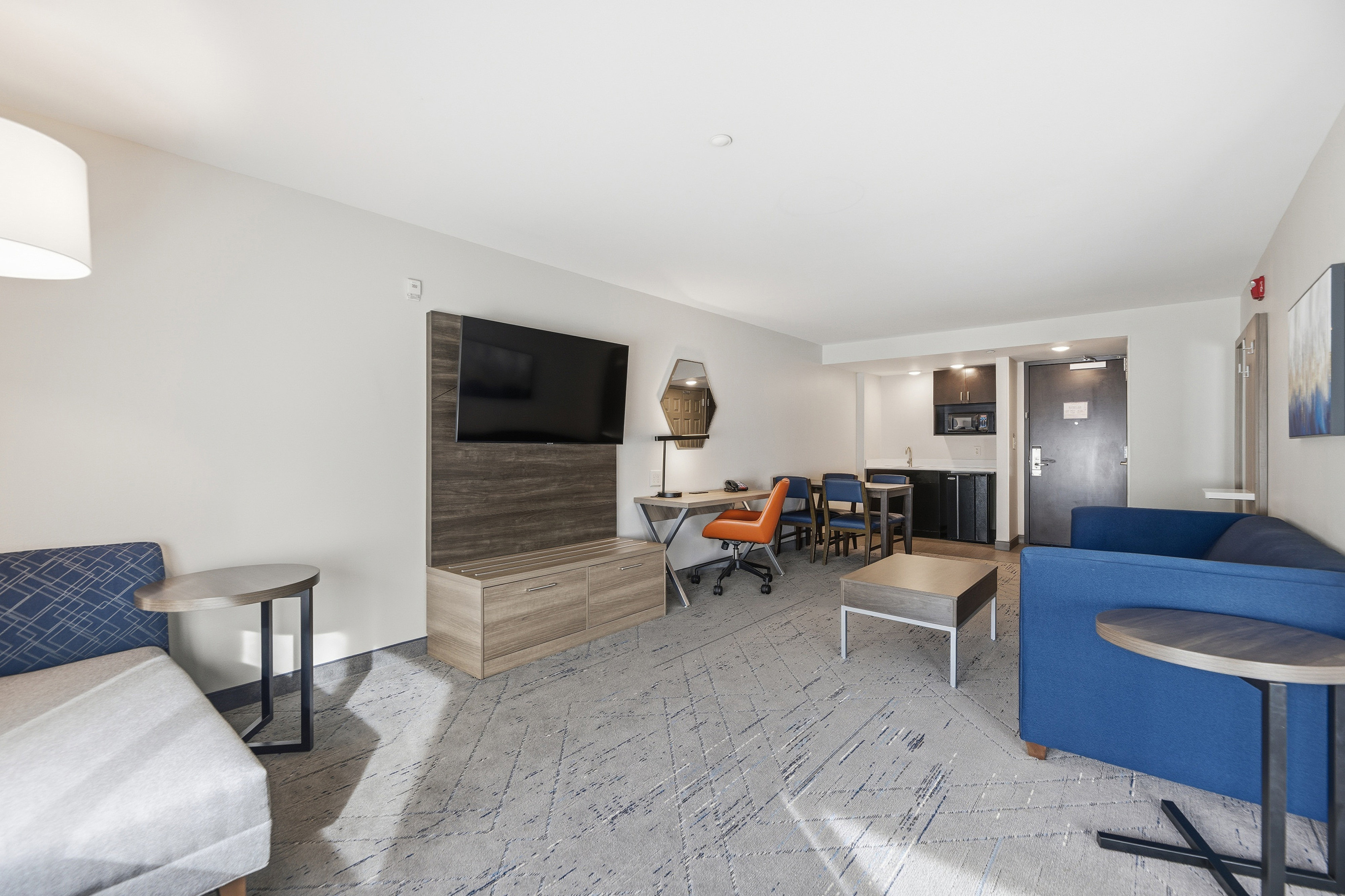 Holiday Inn Express & Suites Raleigh West - Lenovo Center 85/102