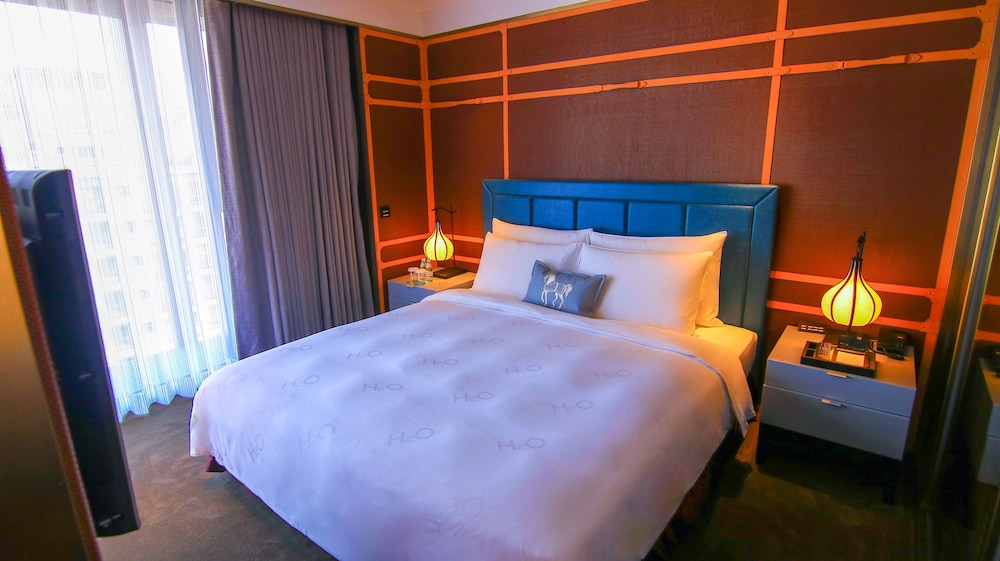 ROYAL, SUITE