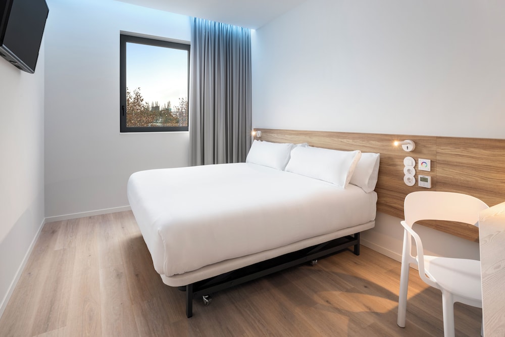ROOM, DOUBLE BED