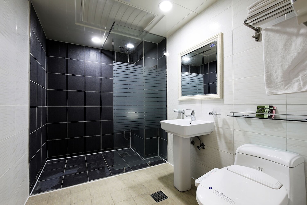 White Tourist Hotel 23/24