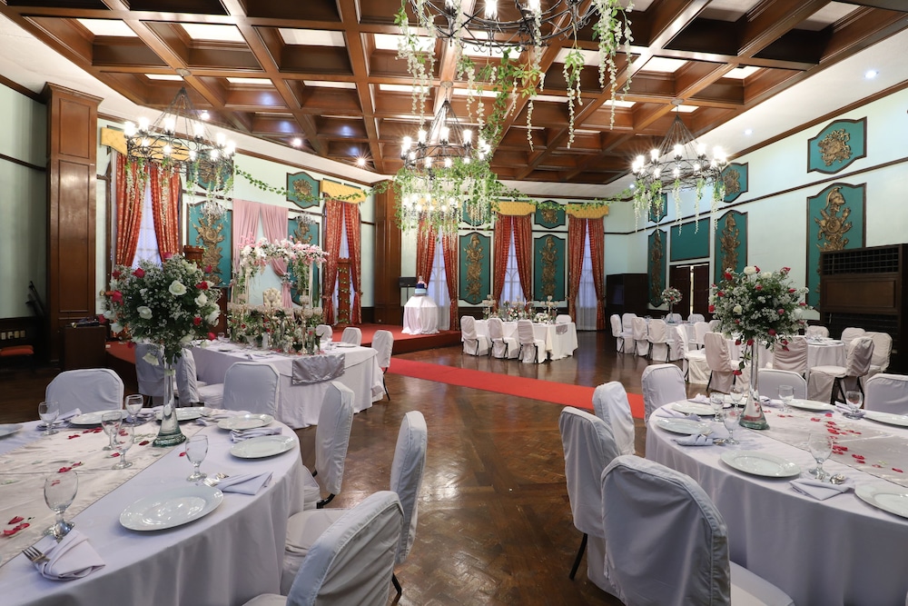 Camelot Hotel Quezon City powered by Cocotel 55/75