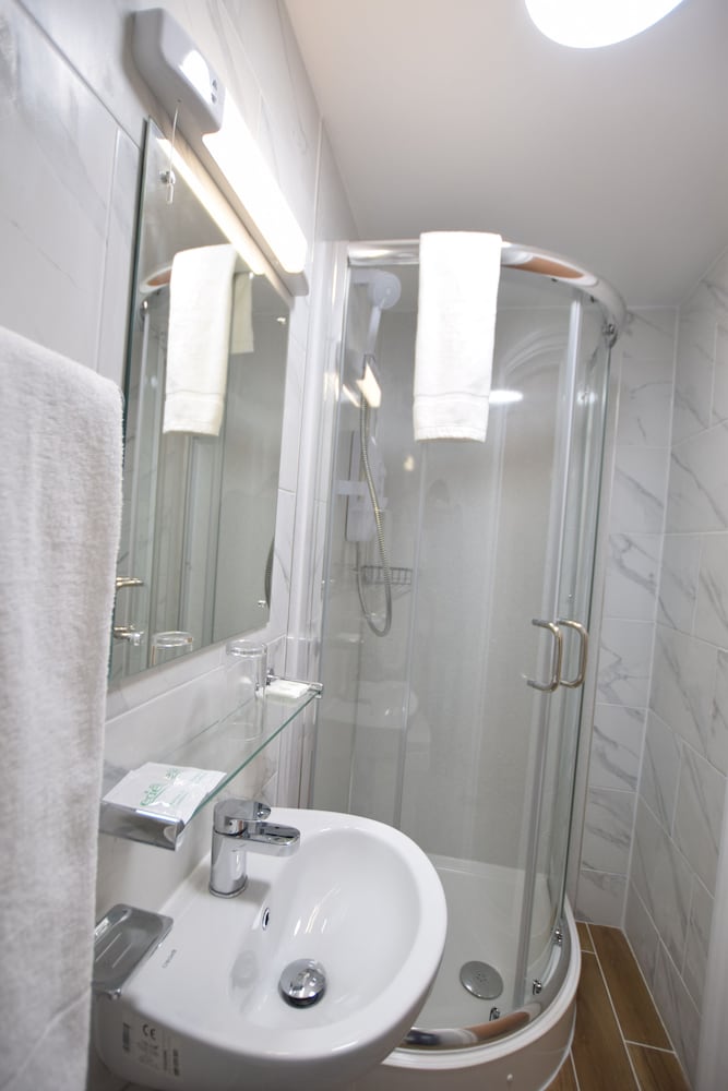 Premierlux Serviced Apartments 56/62