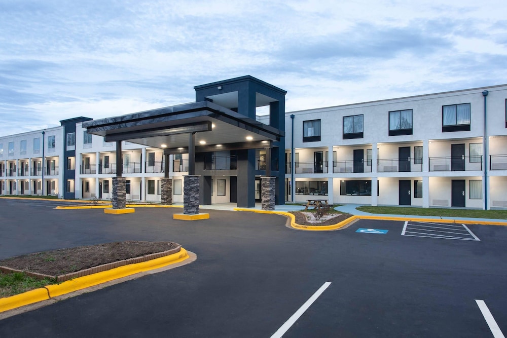 Clarion Pointe Charlotte 53/57