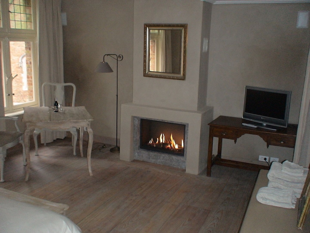 1669 Bed And Breakfast 30/50