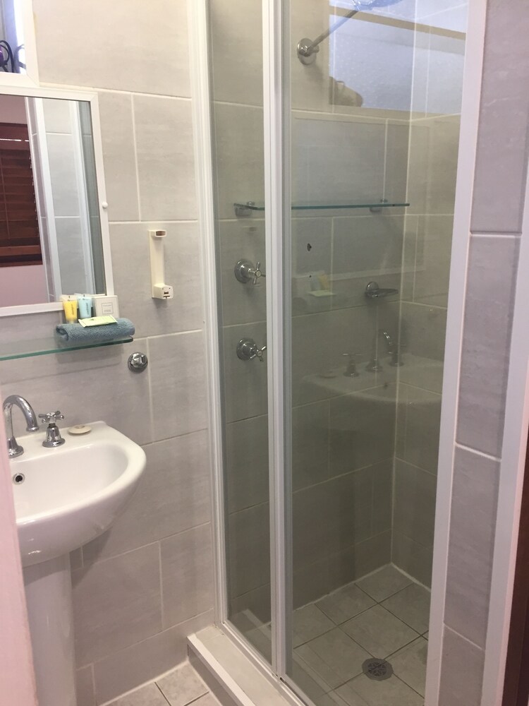 Across Country Motel And Serviced Apartments 10/35