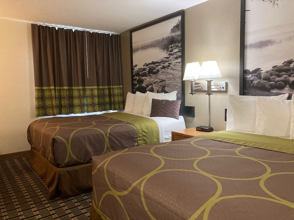 Super 8 by Wyndham Chisago City 11/20