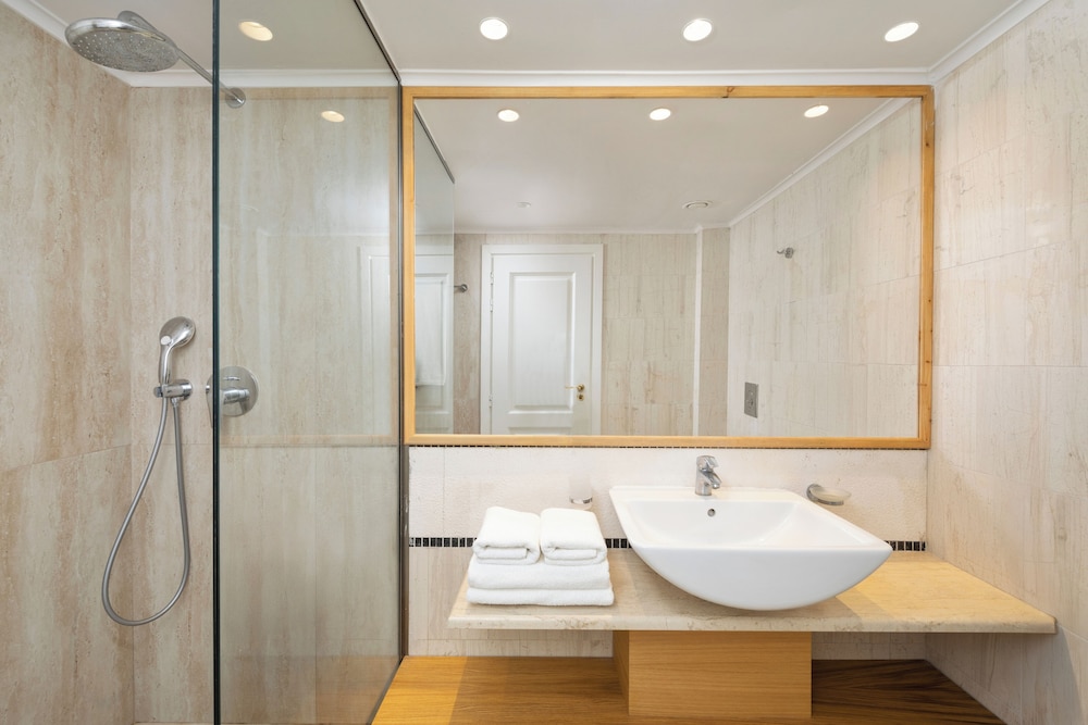Roda Beach Resort & Spa 48/49