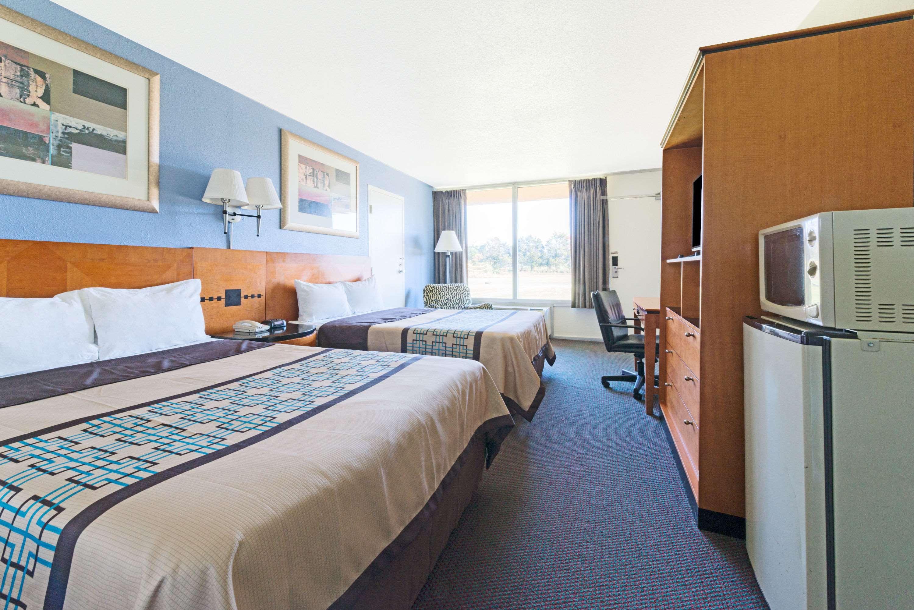 غرفة بسريرين مزدوجين يُسمح فيها بالحيوانات الأليفة، Days Inn by Wyndham Luray Shenandoah 3/6