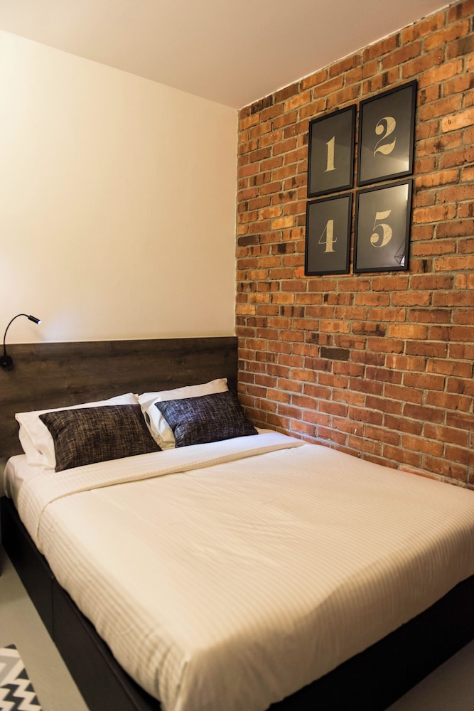 STANDARD, QUEEN BED