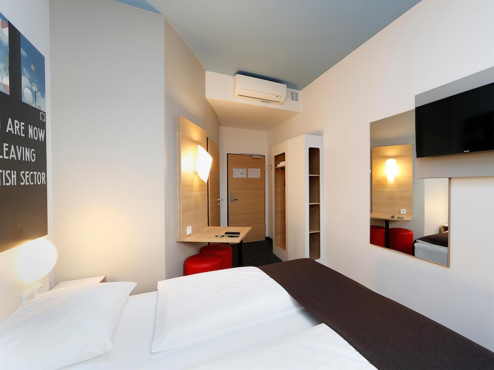 ROOM, DOUBLE BED