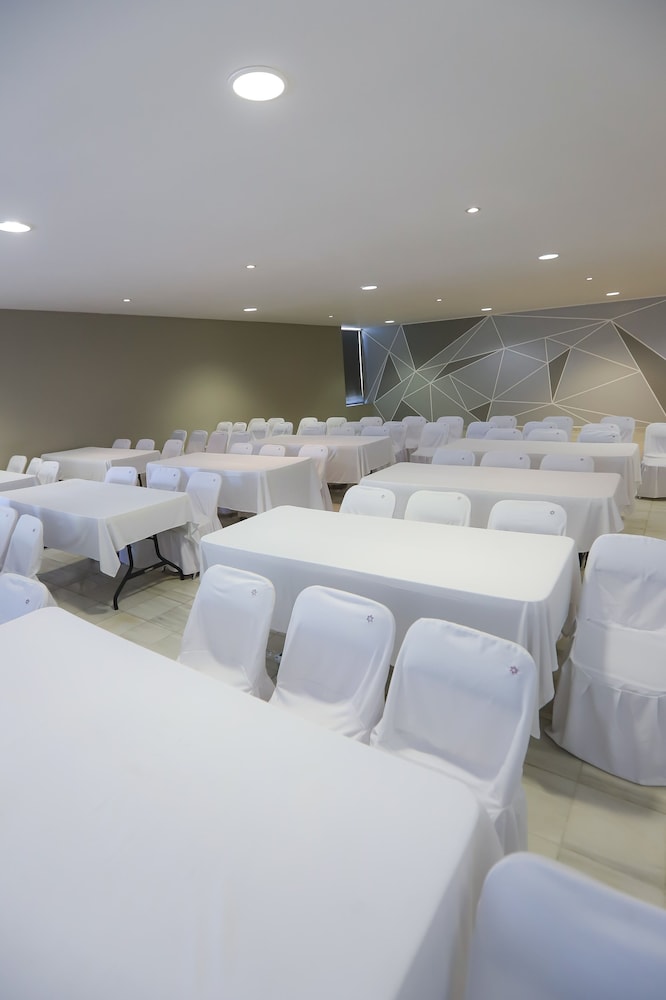 TRYP by Wyndham Chetumal 8/42