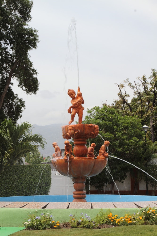 La Maison Hotel 50/52