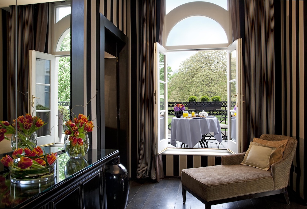 60 Hyde Park Gate Hotel 8/71
