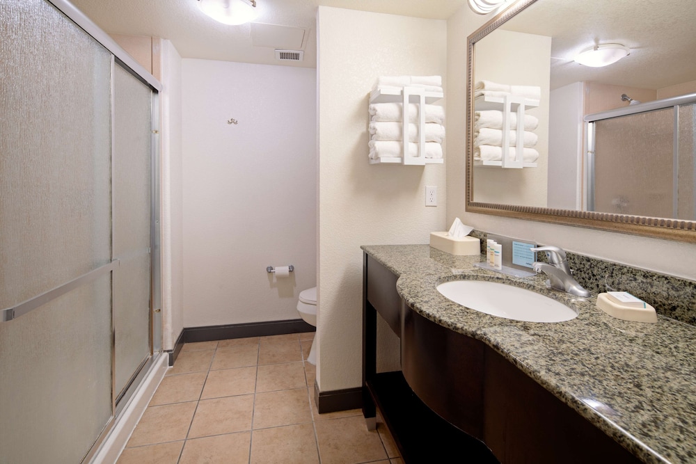 Hampton Inn and Suites-Bakersfield/Hwy 58, CA 17/51