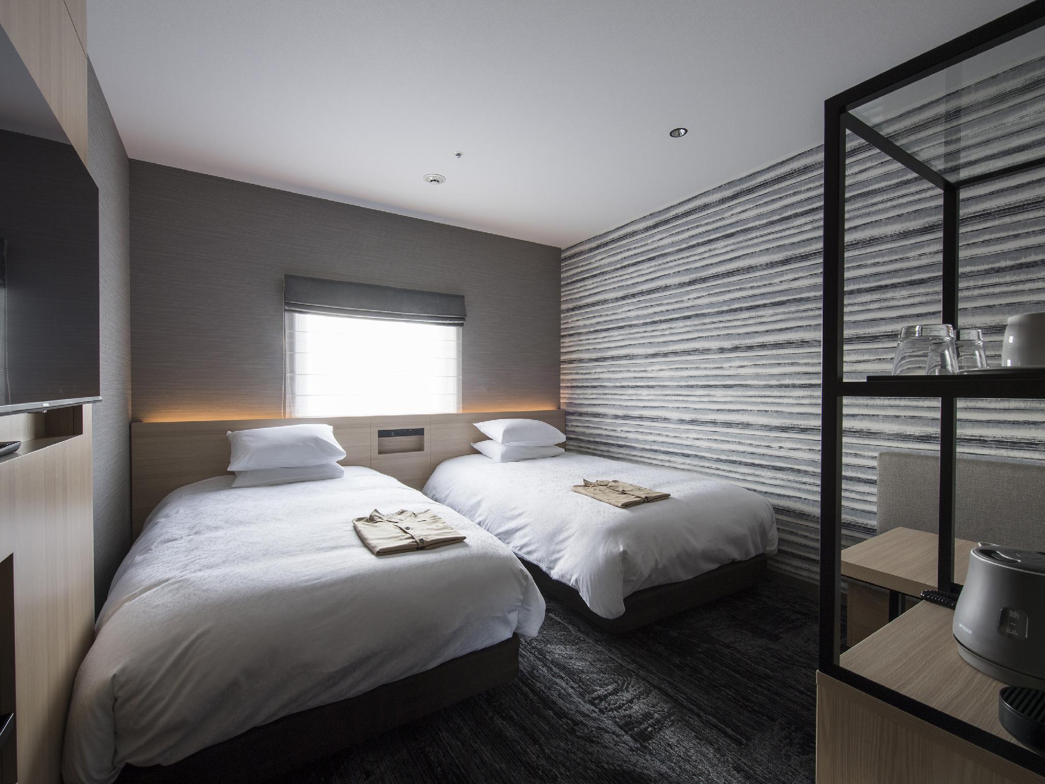 ROOM, TWIN BEDS