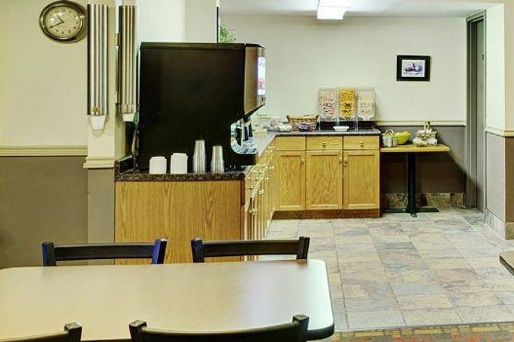 Lakeview Inn And Suites Thompson 16/28