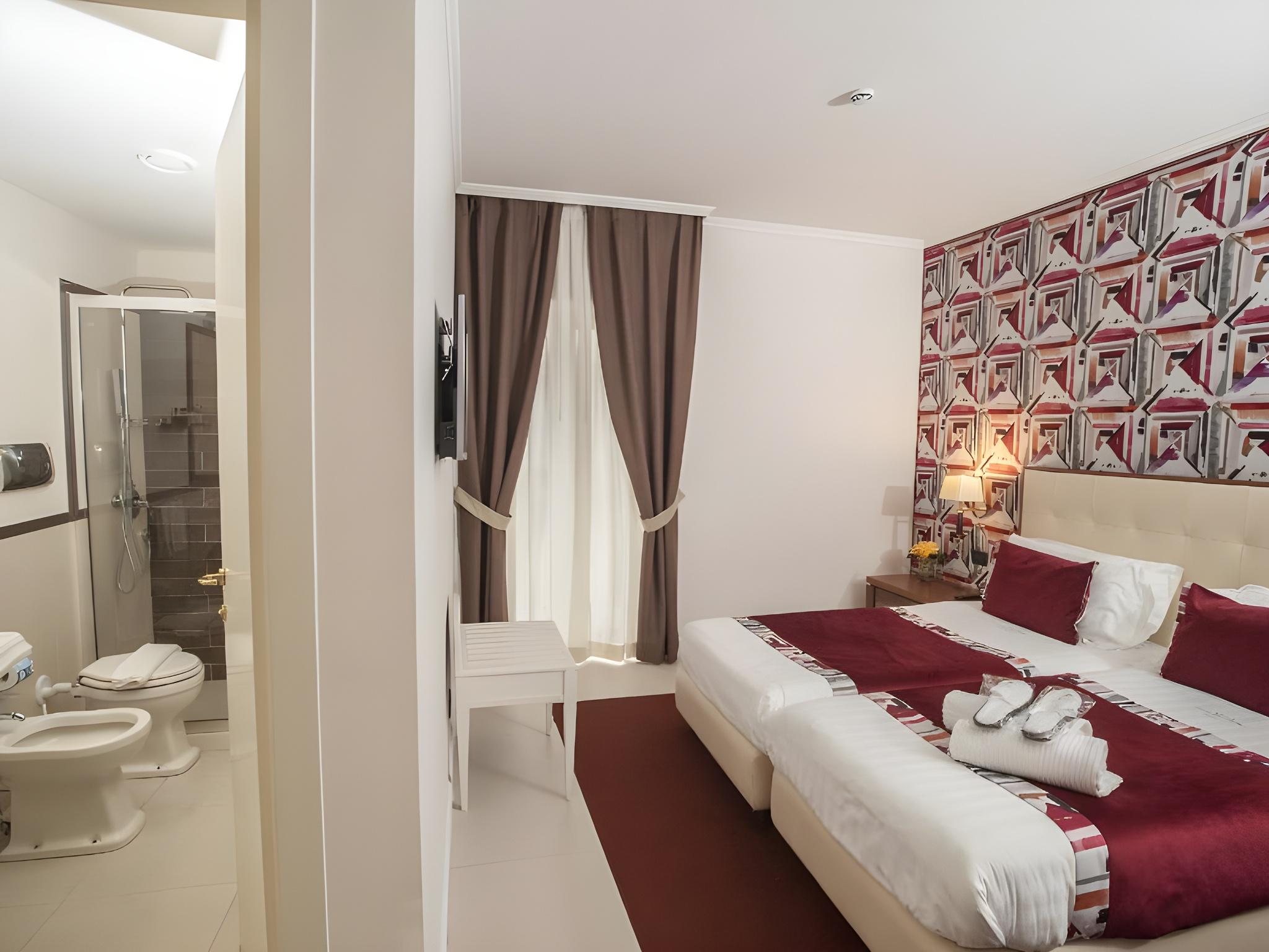 ROOM, DOUBLE BED