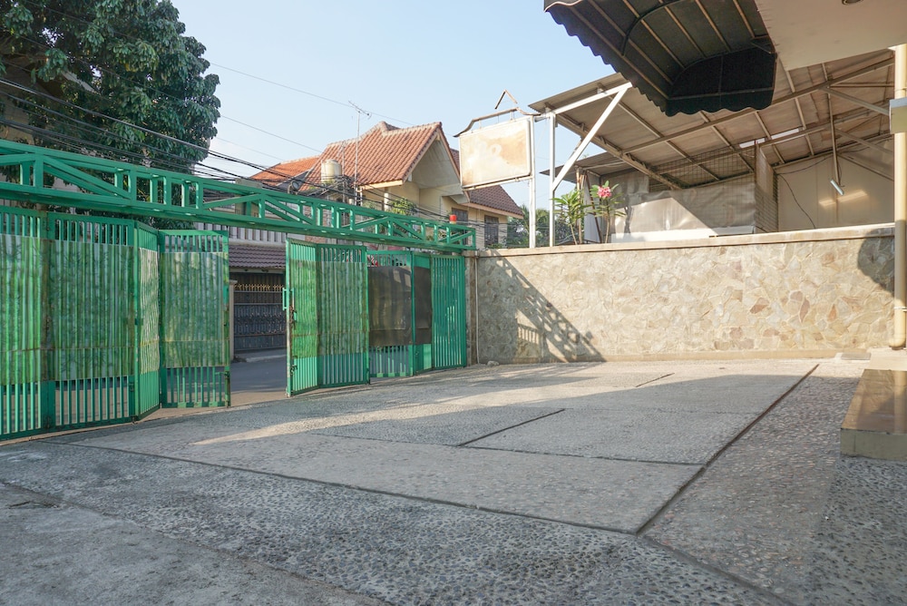 Residences By RedDoorz near Kemang Square 25/33