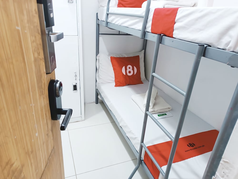 8Hostel 33/50