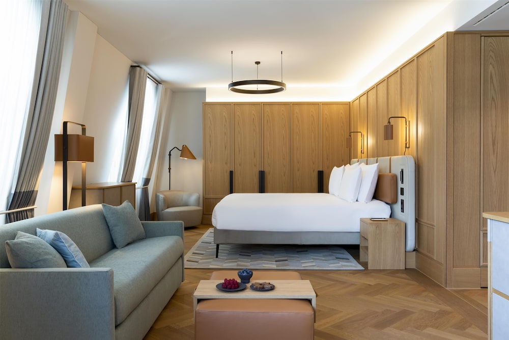Deluxe, King Bed