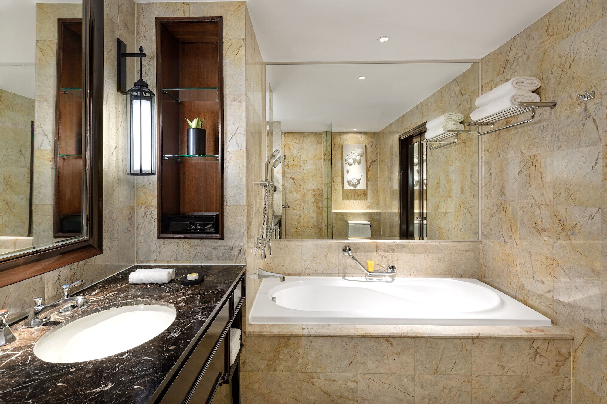 غرفة ركنية بسرير كينج بحوض استحمام، THE ATHENEE HOTEL, A LUXURY COLLECTION HOTEL BANGKOK 4/4