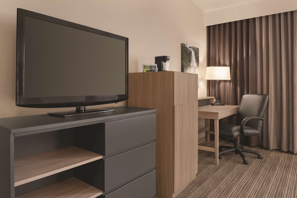Country Inn & Suites By Radisson, Eagan, MN 31/35