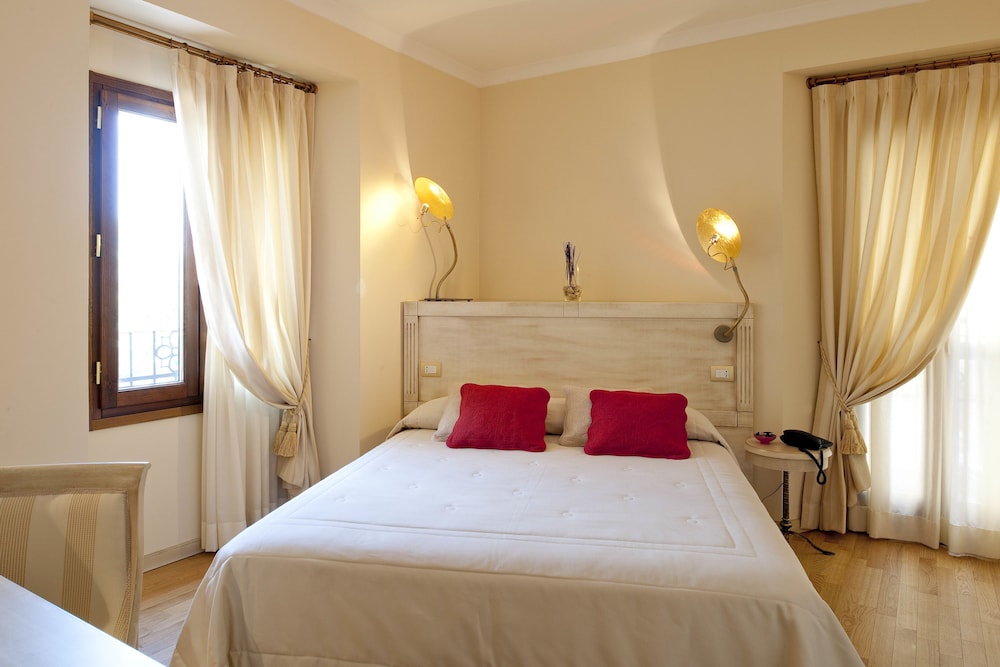 Island, Deluxe, Double Bed, Valley View