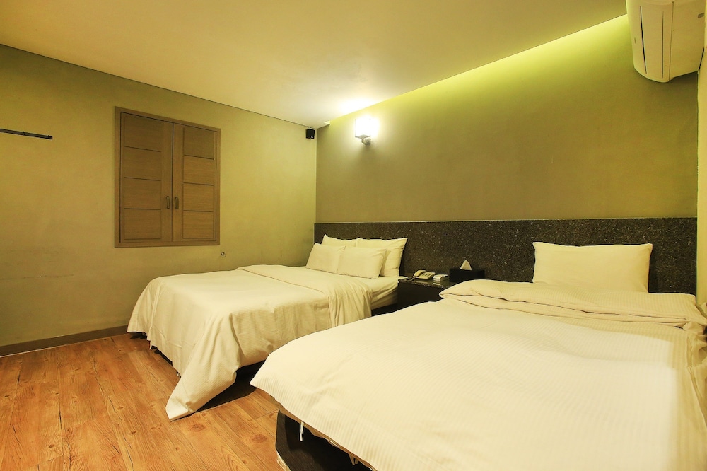 TARA HOTEL 22/40
