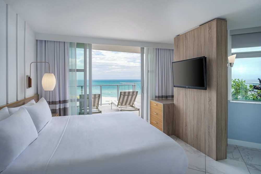 1 Bedroom, Premium, Suite, King Bed, Ocean Front, Sofa، Cadillac Hotel & Beach Club, Autograph Collection 3/4