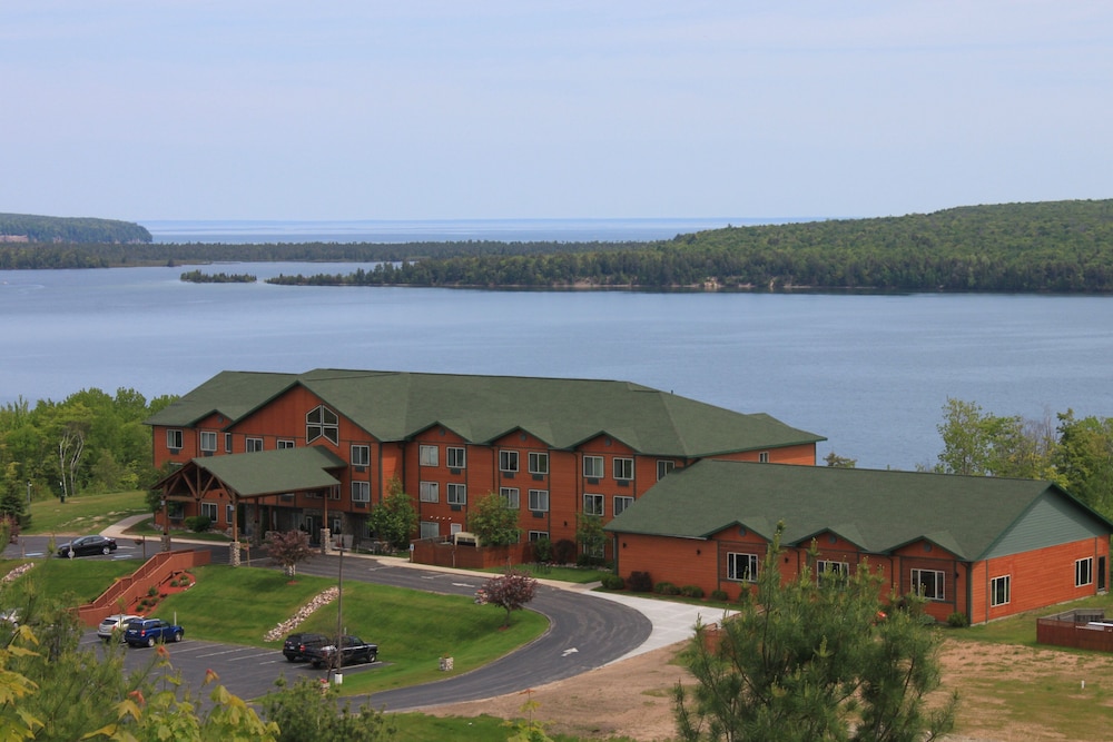 Holiday Inn Express Munising-Lakeview 66/68