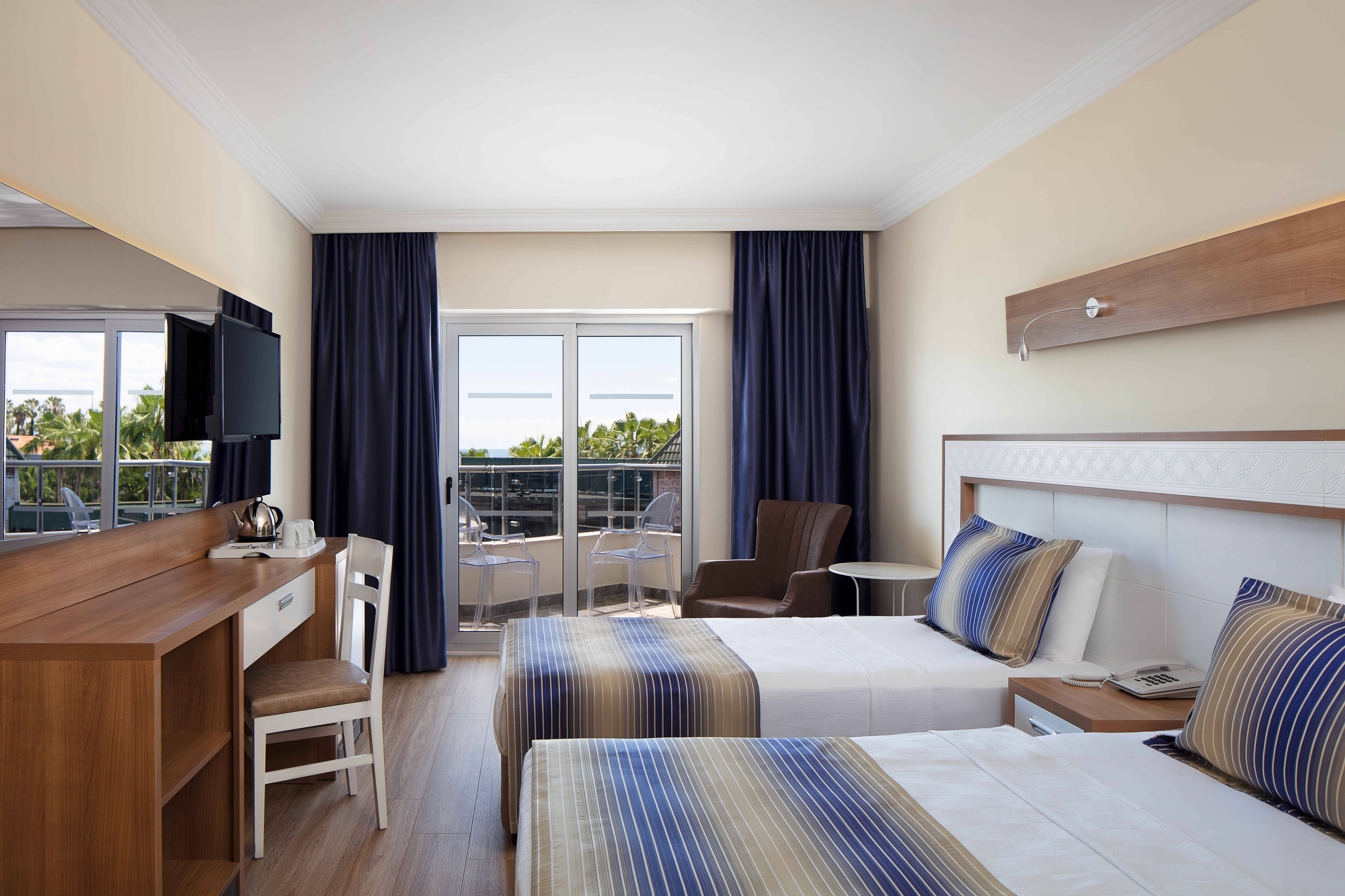 DELUXE ROOM