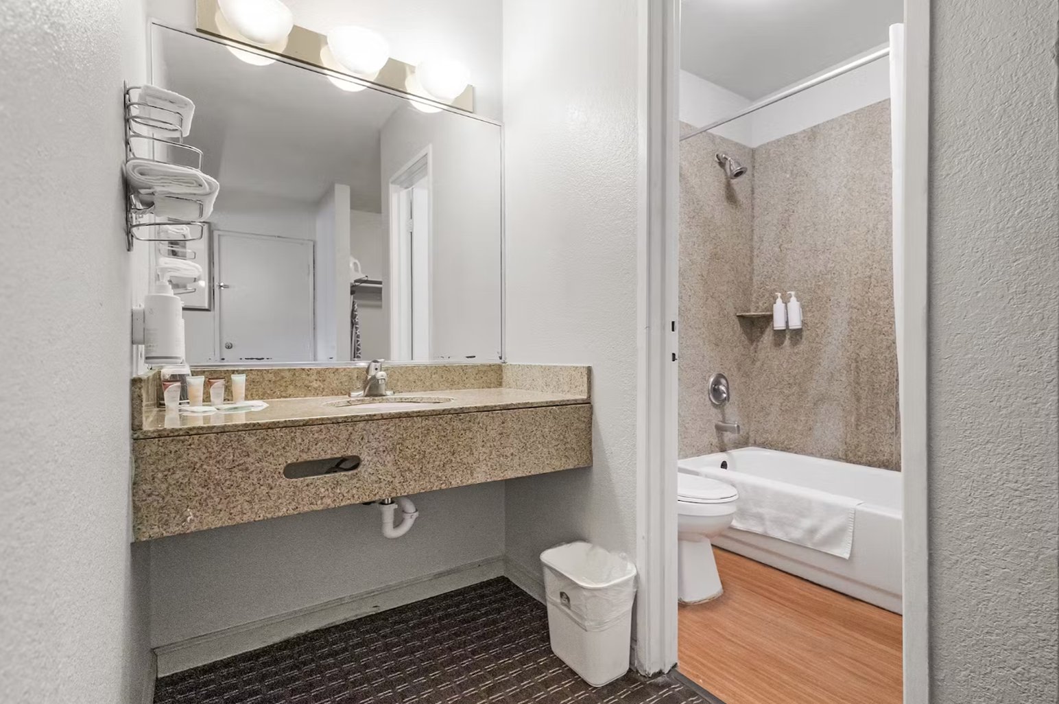 Heritage Inn Express Hayward 32/33