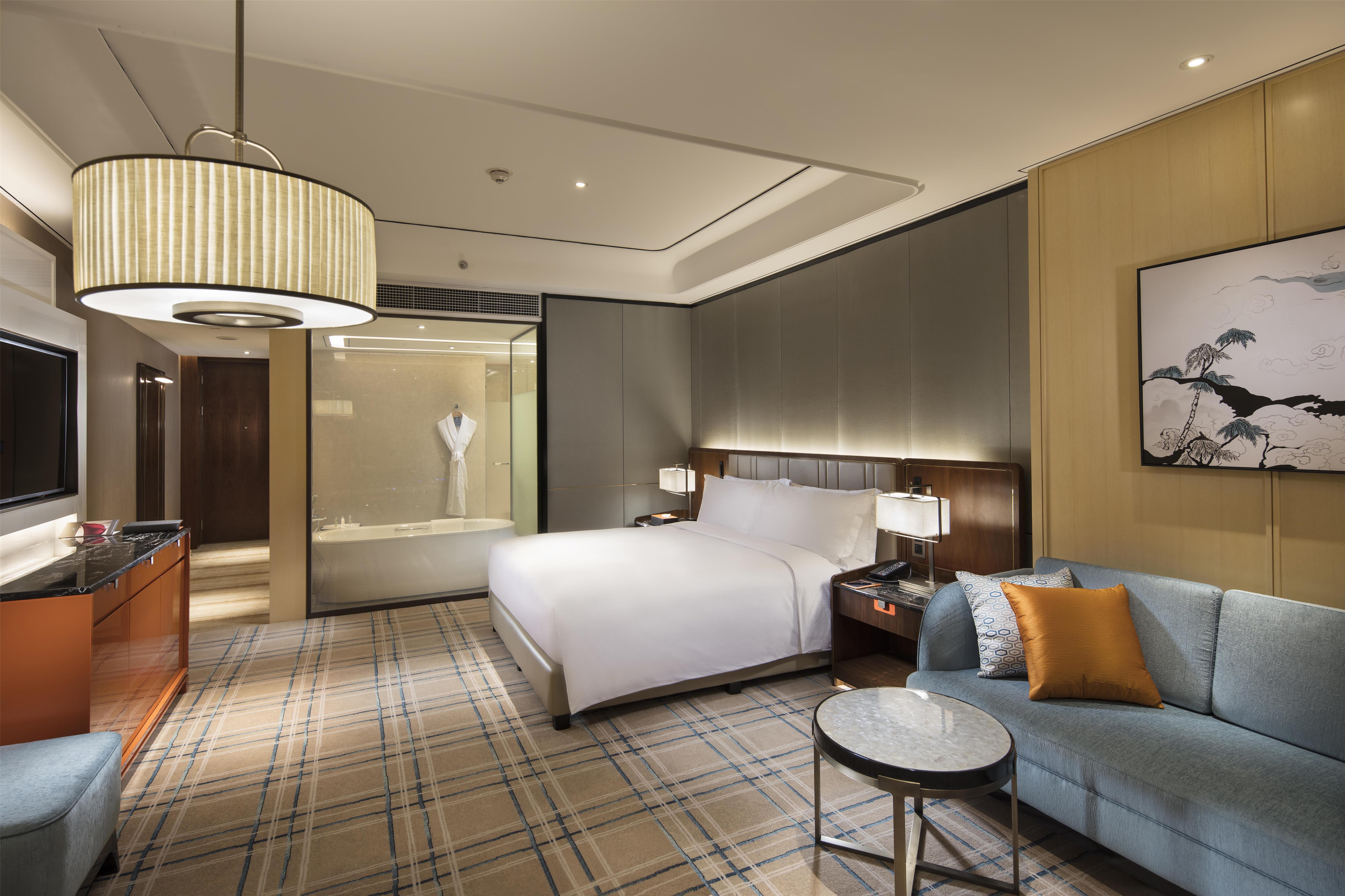 DELUXE, KING BED