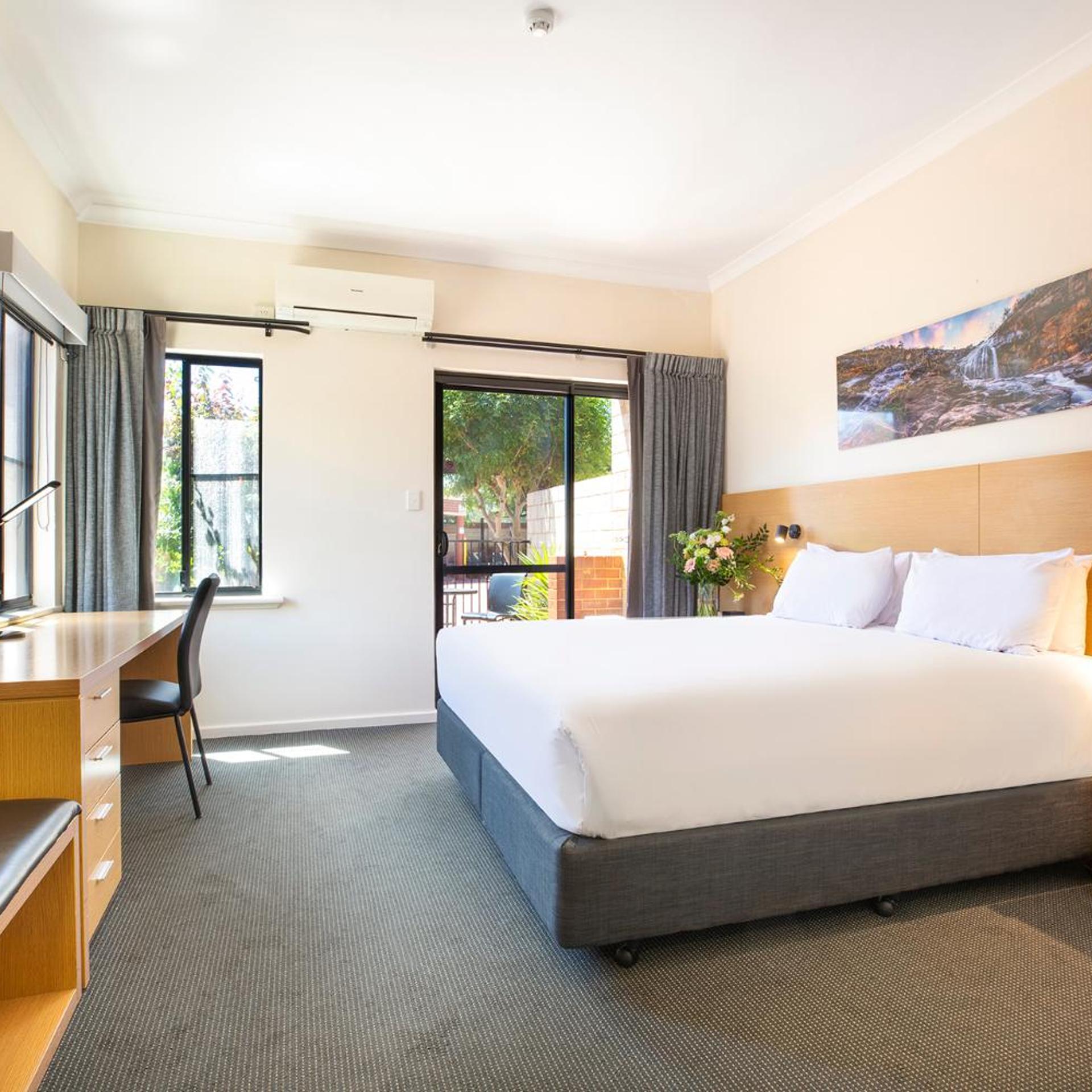 Room, King Bed, Pool View