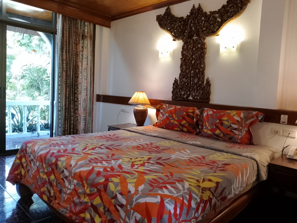 Tropica Bungalow Hotel 10/69