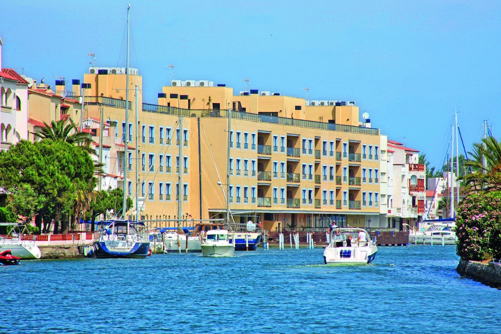 P And V Empuriabrava Marina 4/45