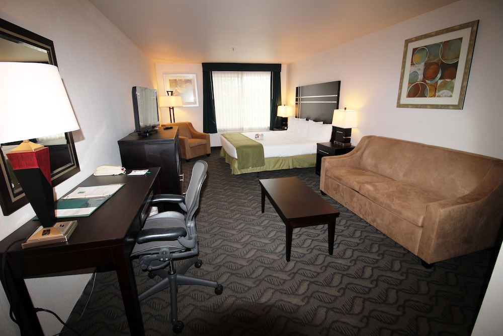 Quality Inn and Suites Airport West 52/57